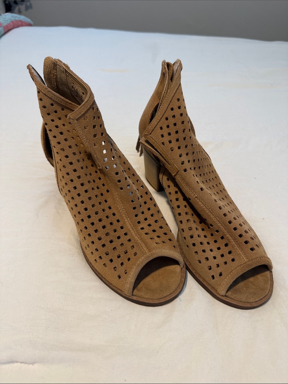 Dirty Laundry Stylish Women's Tan Perforated Peep-Toe Heels Size 9.5